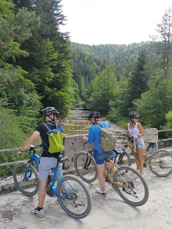 Influencers alemanes en bicicleta de montaña junto a un río navarro